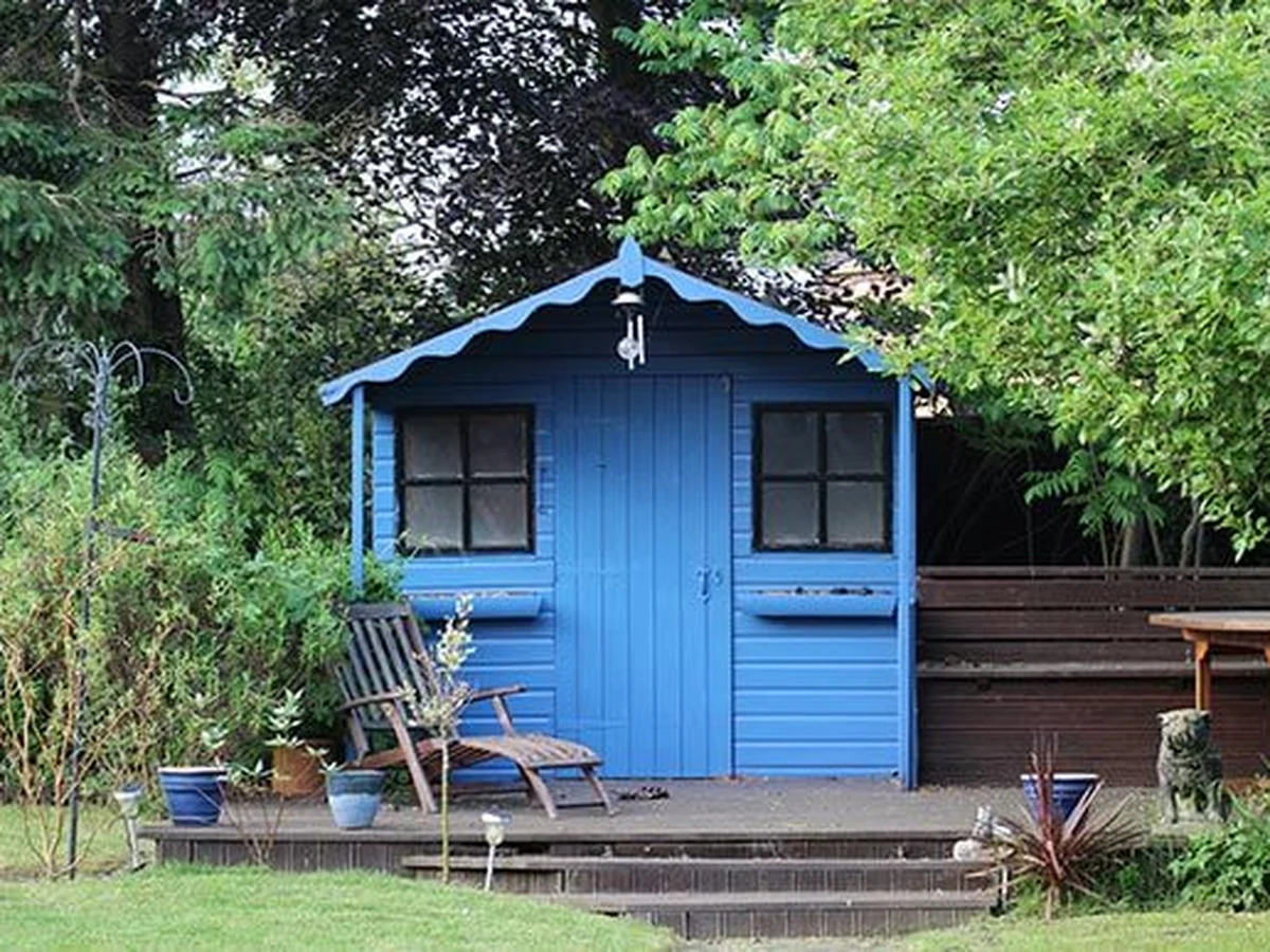 wood-painting-bright-blue-garden-durham-painters Bright blue painted timber garden structure in Durham, coordinated exterior painting by Durham Painters