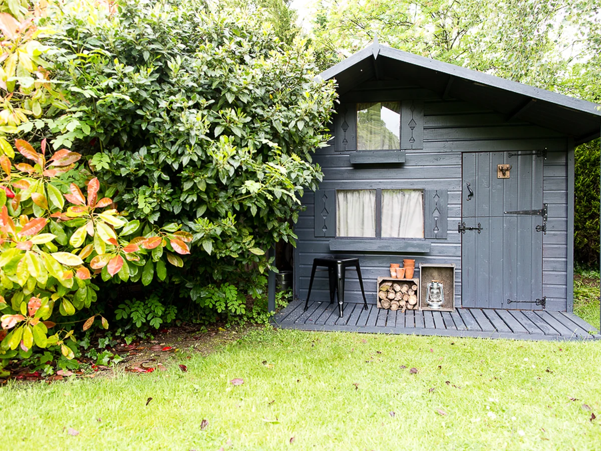 wood-painting-natural-wood-garden-durham-decorators Natural wood garden fence treated with protective stain in Durham